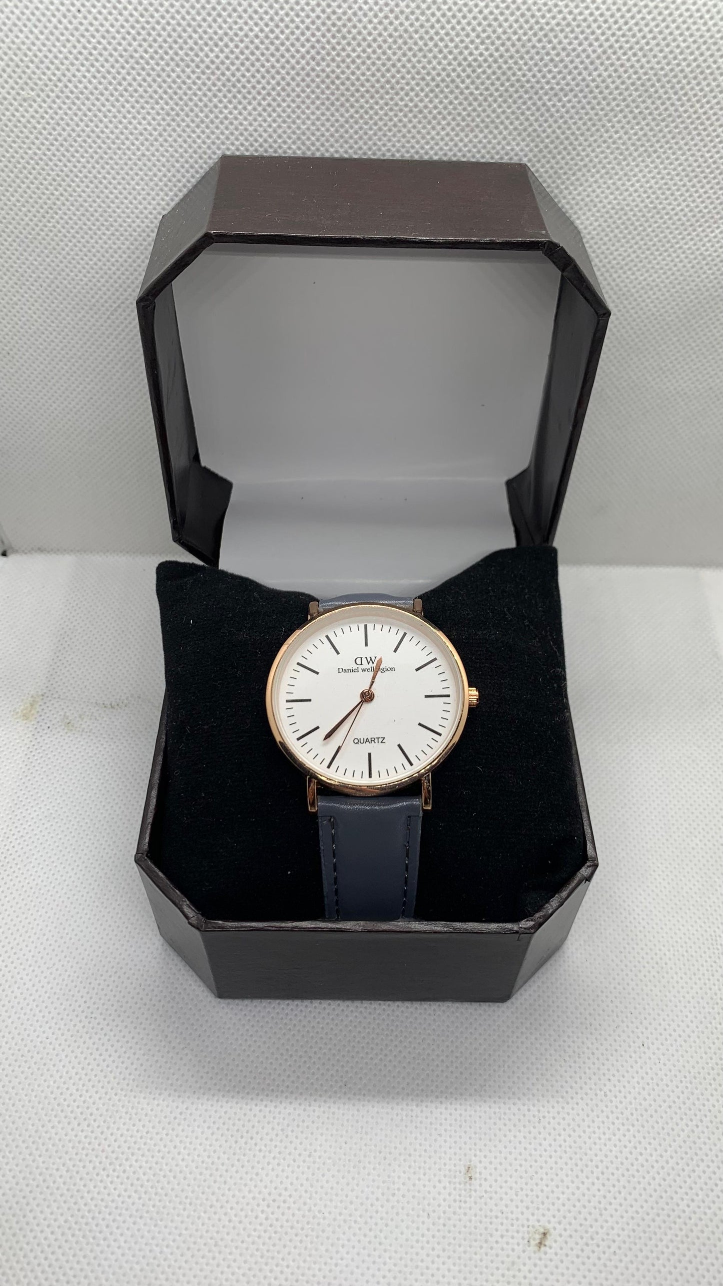 Daniel Wellington Classic Quartz Watch – Rose Gold Case with Grey Leather Strap